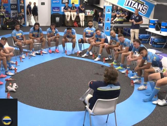 Des Hasler speaks to the Titans players.