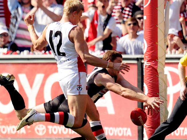 02/10/2010 SPORT: 2010 AFL Grand Final -  St Kilda v Collingwood at MCG - Nick Riewoldt runs into an open goal only to have his kick smothered by Heath Shaw