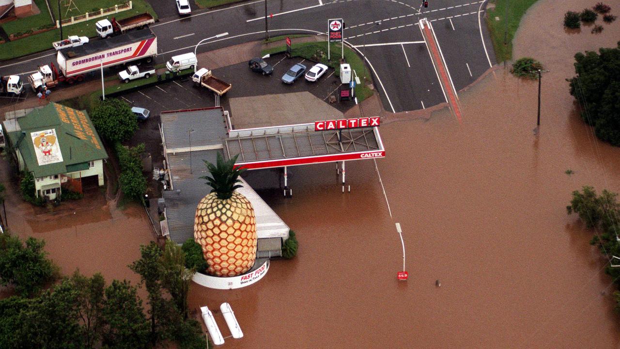 Flooding in Gympie from the Mary River Pic Nathan/Richter 09 feb 1999 - weather qld floods aerials buildings 35/Z/15808/814 the Caltex Service Station & Pineapple landmark