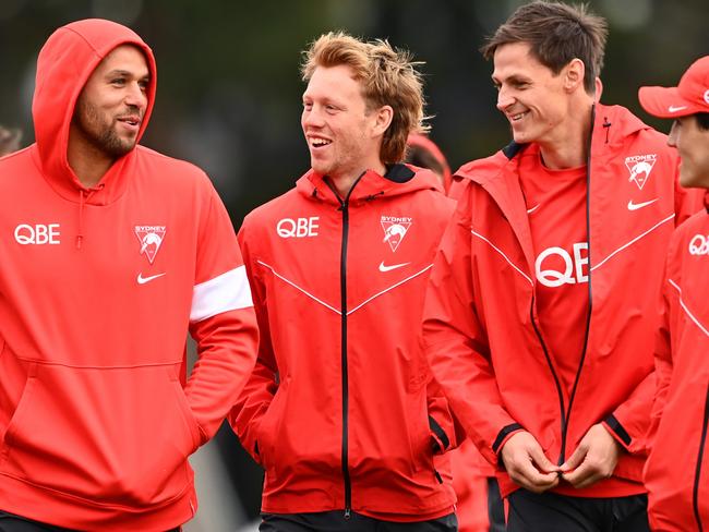 MELBOURNE, AUSTRALIA - JULY 06: Lance Franklin, Callum Mills, Callum Sinclair and Justin McInerney of the Swans chat whilst walking a lap during a Sydney Swans AFL training session at Xavier College on July 06, 2021 in Melbourne, Australia. (Photo by Quinn Rooney/Getty Images)