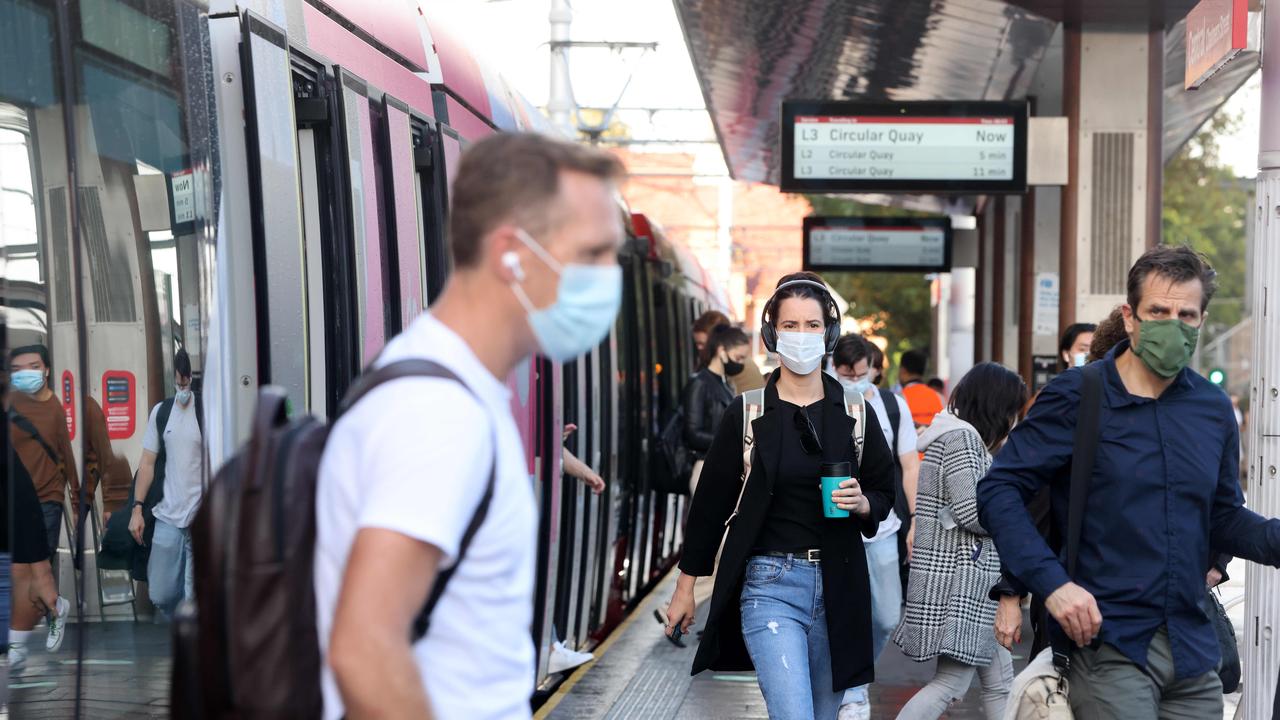 Commuters don masks on the transport system. Picture: NCA NewsWire / Damian Shaw