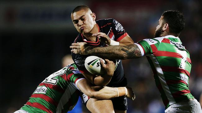 AUCKLAND, NEW ZEALAND - AUGUST 13: Tuimoala Lolohea of the Warriors charges into Adam Reynolds and Kyle Turner of the Rabbitohs during the round 23 NRL match between the New Zealand Warriors and the South Sydney Rabbitohs at Mount Smart Stadium on August 13, 2016 in Auckland, New Zealand. (Photo by Anthony Au-Yeung/Getty Images)