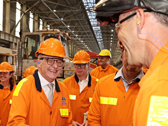 TOMAGO, AUSTRALIA, NewsWire Photos. JANUARY 20, 2024. Prime Minister Anthony Albanese speaking to workers at Tomago Aluminium. Picture: NewsWire/ Adam Yip