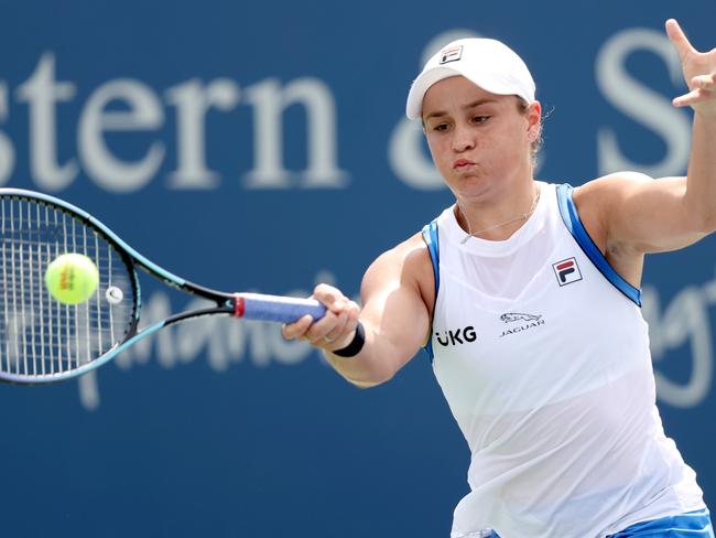 MASON, OHIO - AUGUST 18: Ashleigh Barty of Australia returns a shot to Heather Watson of Great Britain during the Western & Southern Open at Lindner Family Tennis Center on August 18, 2021 in Mason, Ohio.   Matthew Stockman/Getty Images/AFP == FOR NEWSPAPERS, INTERNET, TELCOS & TELEVISION USE ONLY ==