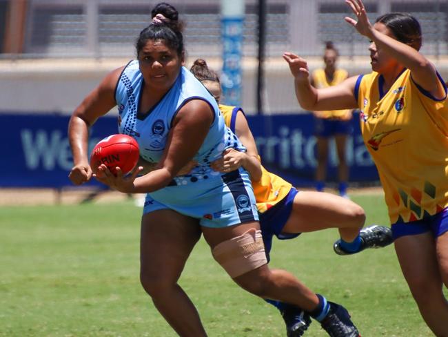 Buffette Molly Althouse fires out a handpass. Picture: Celina Whan AFLNT/Media