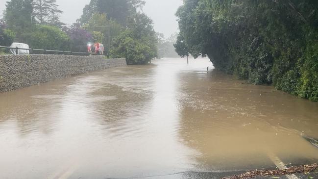 The road leading down to Lavenders Bridge from the north side of Bellingen.