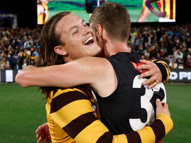 ADELAIDE, AUSTRALIA - APRIL 07: Jack Ginnivan of the Hawks and Will Hoskin-Elliott of the Magpies embrace during the 2024 AFL Round 04 match between the Collingwood Magpies and the Hawthorn Hawks at Adelaide Oval on April 07, 2024 in Adelaide, Australia. (Photo by Michael Willson/AFL Photos via Getty Images)