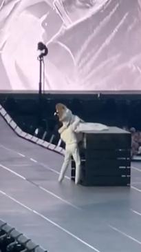 Backup dancer saves Taylor Swift after technical glitch leaves her stranded