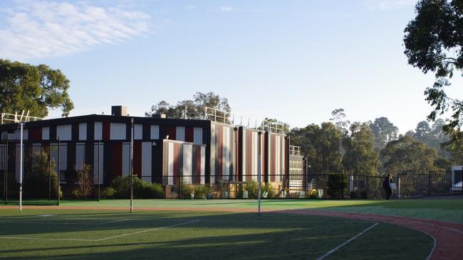 Eltham East Primary School has backflipped on a ban on a decision to ban Christmas presents in a Kris Kringle.