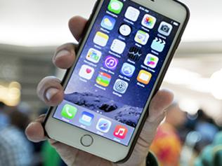 ARCHIVO - En esta foto del 19 de septiembre de 2014, John Mihalkovic, residente de Virginia Beach, Virginia, muestra su recién comprado iPhone 6 Plus afuera de una tienda de Apple en el Lynnhaven Mall en Virginia Beach. El nuevo iPhone, más grande, se vende por 100 dólares más que su otro nuevo modelo. Pero un nuevo informe señala que los materiales y costos de manufactura le cuestan a Apple apenas 15,50 dólares más. (AP Foto/The Virginian-Pilot, The' N. Pham, File) MAGS OUT