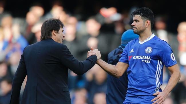 Chelsea's Italian head coach Antonio Conte (L) embraces Chelsea's Brazilian-born Spanish striker Diego Costa (R).