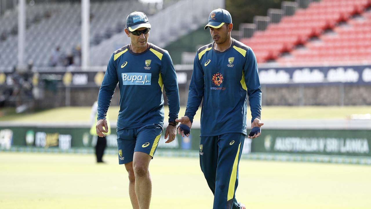 Justin Langer, coach of Australia, speaks to Usman Khawaja. Photo by Ryan Pierse/Getty Images