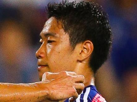 Keisuke Honda (C) celebrates his penalty goal with teammates Shinji Okazaki (L) and Shinji Kagawa (R) of Japan kicks a penalty kick during the first round Asian Cup football match between Japan and Iraq at the Suncorp Stadium in Brisbane on January 16, 2015. AFP PHOTO / PATRICK HAMILTON ---IMAGE RESTRICTED TO EDITORIAL USE - STRICTLY NO COMMERCIAL USE---