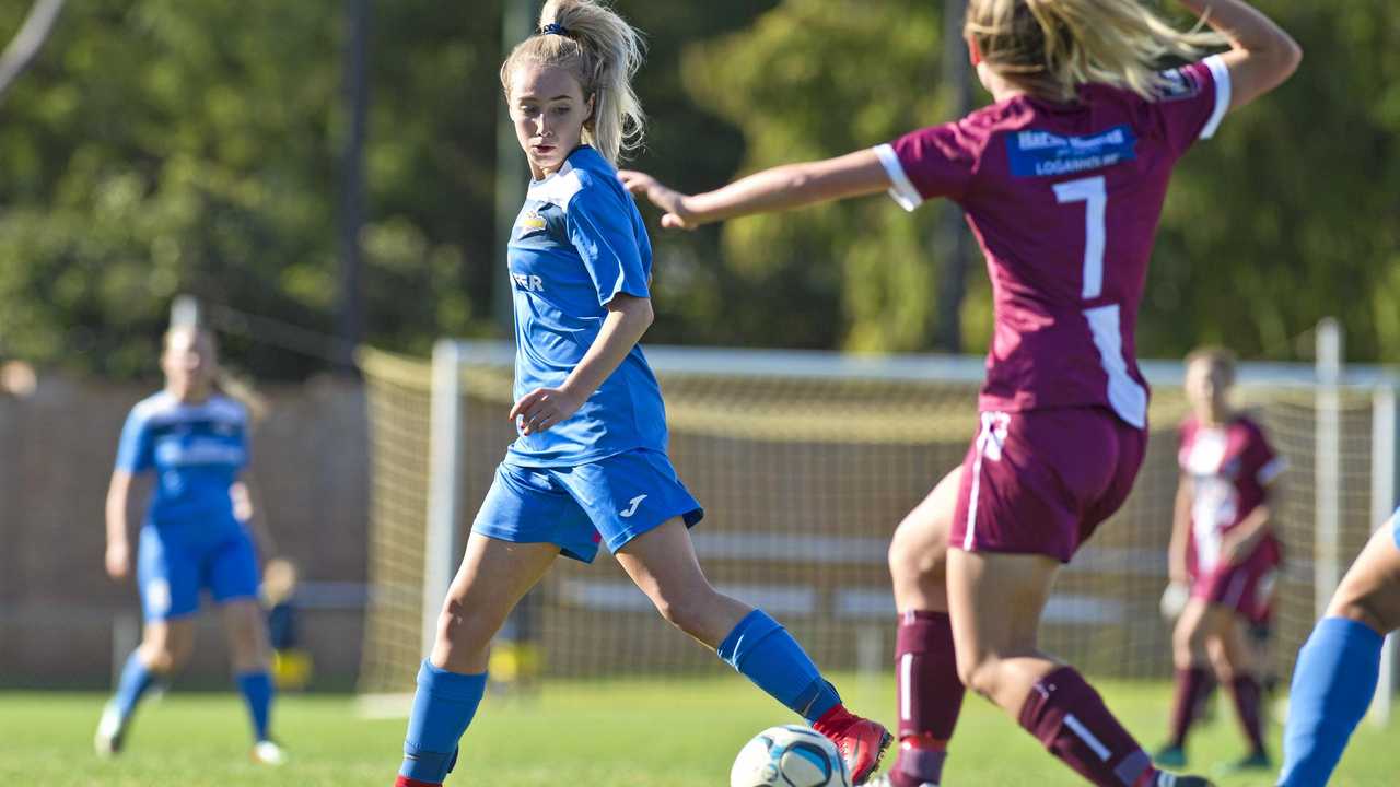 MOVING FORWARD: Julia Martin for South West Queensland Thunder in action against Logan Lightning. Picture: Kevin Farmer