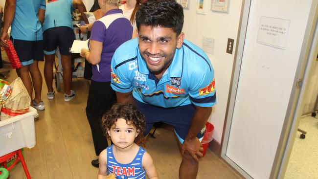 Peachey and the Titans visit Gold Coast University Hospital. (Gold Coast Titans)