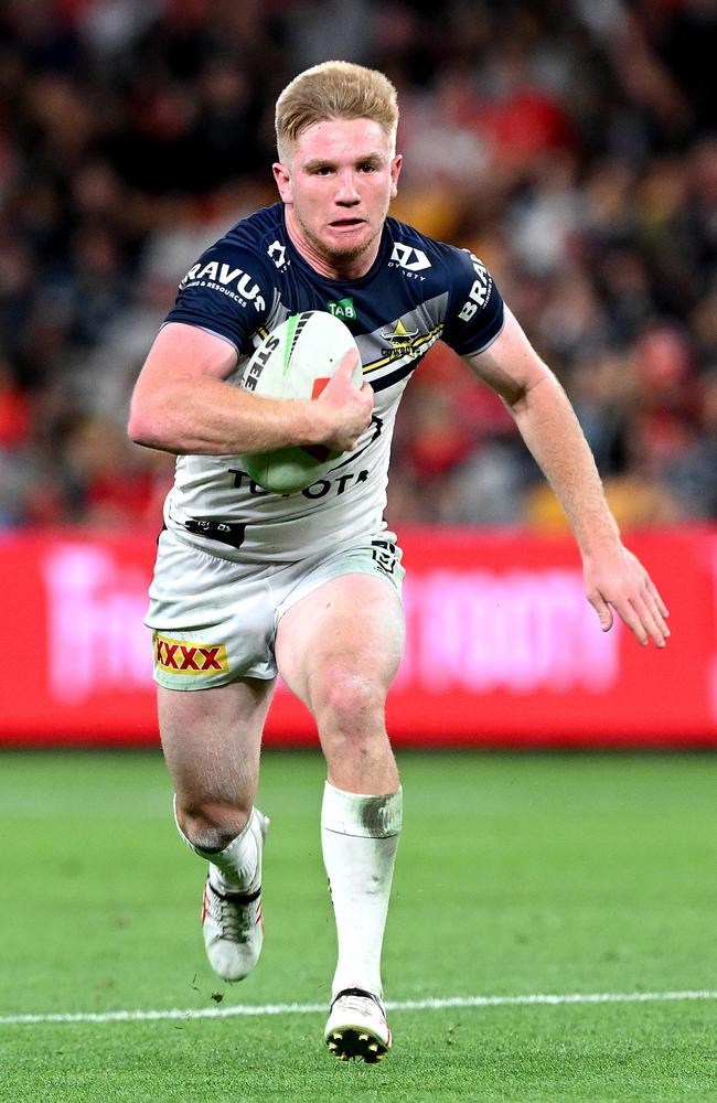 Tom Dearden of the Cowboys breaks away from the defence. (Photo by Bradley Kanaris/Getty Images)