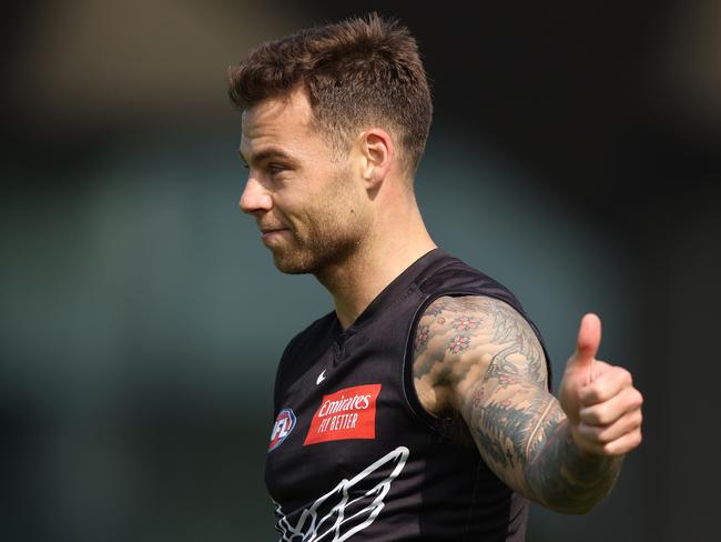 MELBOURNE, AUSTRALIA - SEPTEMBER 28: Jamie Elliott of the Magpies waves to the crowd during a Collingwood Magpies AFL training session at AIA Centre on September 28, 2023 in Melbourne, Australia. (Photo by Robert Cianflone/Getty Images)