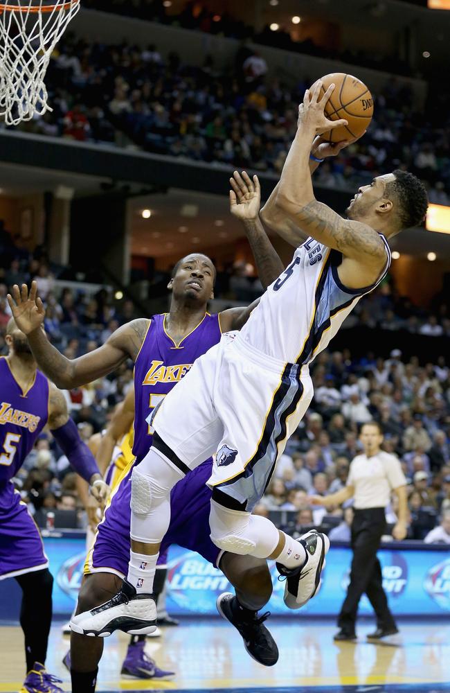 Courtney Lee #5 of the Memphis Grizzlies shoots the ball.