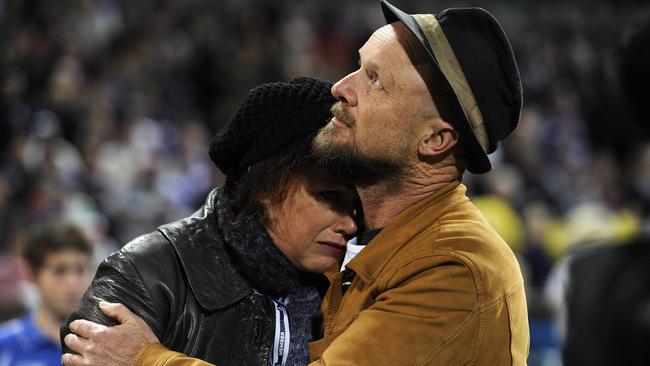 SPORT - AFL Round 19 - Fremantle Dockers v Carlton Blues, Patersons Stadium, Perth. Photo by Daniel Wilkins. PICTURED -  Anthony Maslin and Rin Norris release balloons before the clash.