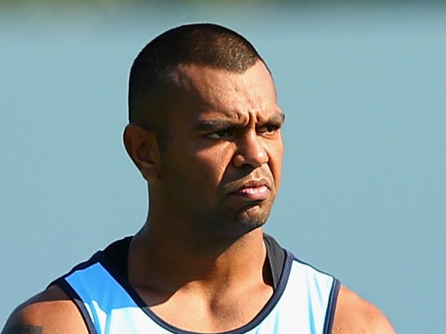 SYDNEY, NEW SOUTH WALES - APRIL 06: Waratahs coach Daryl Gibson talks to Bernard Foley (L) and Kurtley Beale (C) of the Waratahs during a Waratahs Super Rugby training session at Kippax Lake on April 6, 2016 in Sydney, Australia. (Photo by Cameron Spencer/Getty Images)