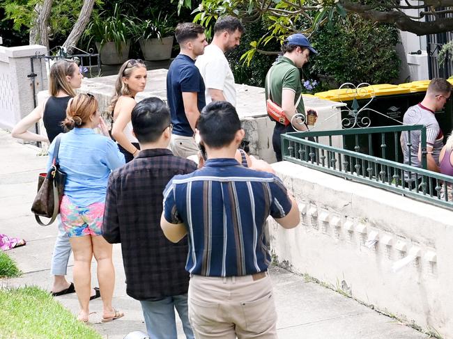 SYDNEY, AUSTRALIA - NewsWire Photos December 10, 2022: Hopeful Sydney-siders checking out the Sydney rental market in the Eastern Suburbs. Picture: NCA NewsWire / Jeremy Piper