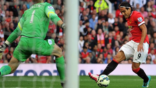 Manchester United's Colombian striker Radamel Falcao (R) shoots as Queens Park Rangers' English goalkeeper Robert Green prepares to save during the English Premier League football match between Manchester United and Queens Park Rangers at Old Trafford in Manchester, north west England on September 14, 2014. Manchester United won the game 4-0. AFP PHOTO/PAUL ELLIS RESTRICTED TO EDITORIAL USE. No use with unauthorized audio, video, data, fixture lists, club/league logos or “live” services. Online in-match use limited to 45 images, no video emulation. No use in betting, games or single club/league/player publications.