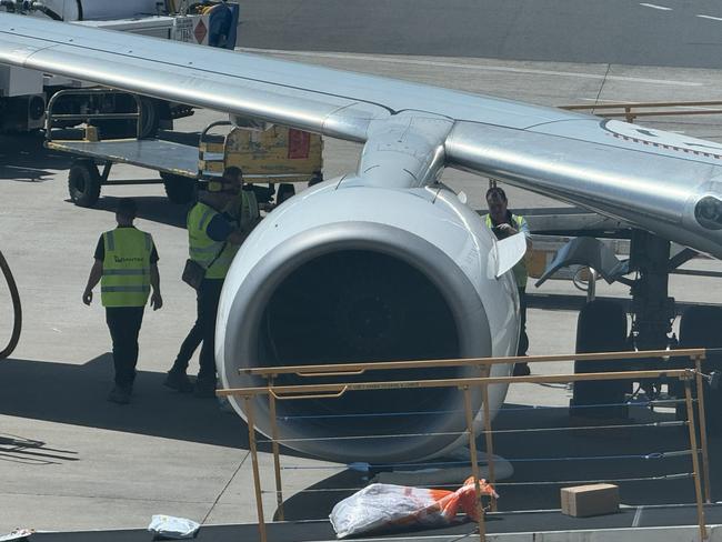 08-11-2024 - Qantas flight QF520 returns to Sydney Domestic terminal 3. Pictured are engineers inspecting the right-side engine which failed