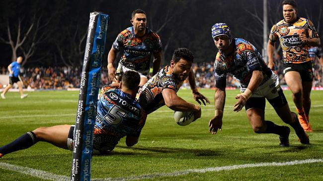 Thurston can’t stop David Nofoaluma scoring. (AAP Image/Dan Himbrechts)