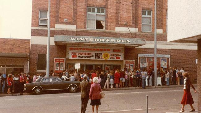 Crowds outside the Wintergarden Theatre in 1979 waiting to see a free screening of ‘Blue Fin’, starring Hardy Kruger and Greg Rowe. Picture: Picture Ipswich qips-2010-03-05-0003 (Ipswich Libraries)