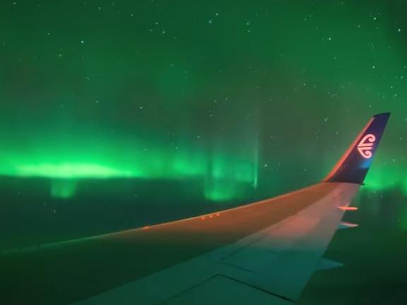 Air NZ flight shows southern lights