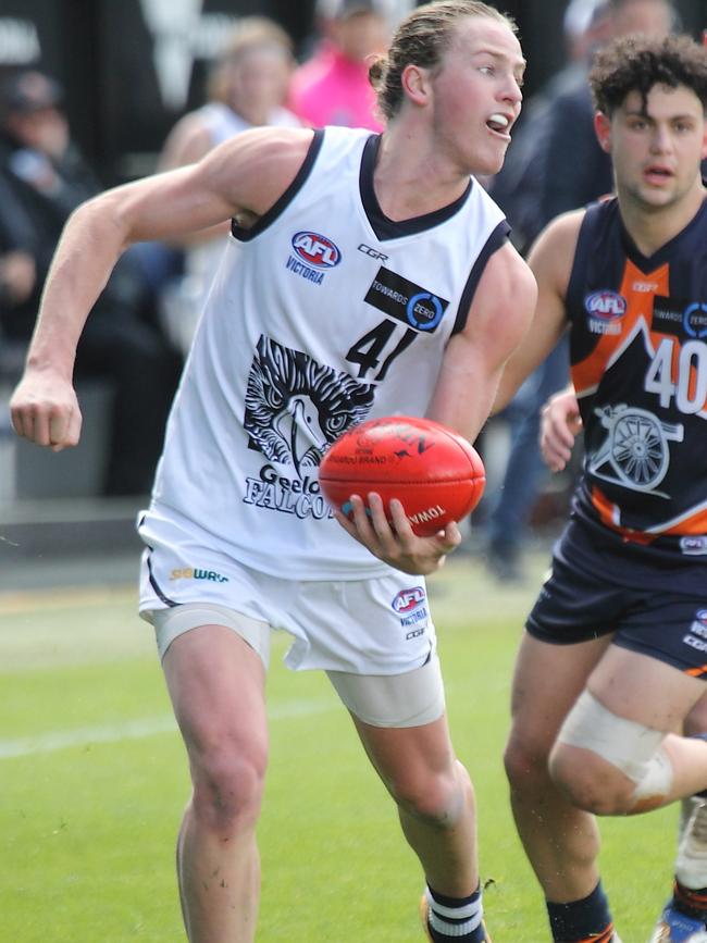 Cooper Stephens prepares to handball for Geelong Falcons. Picture: Brian Bartlett.