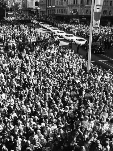 Crowds in Macquarie St, Hobart, in 1977.