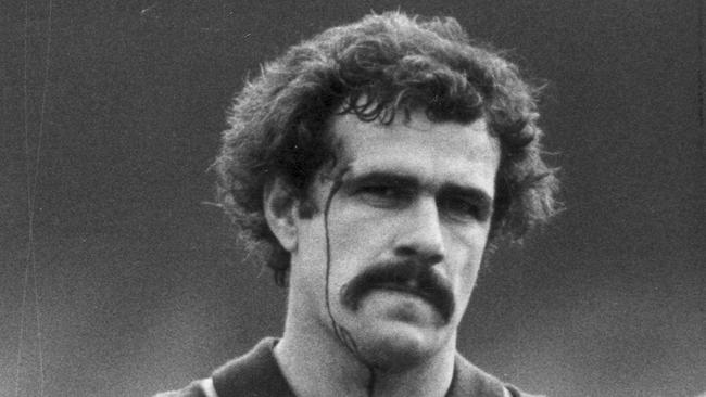 Footballer Leigh Matthews playing for Hawthorn.