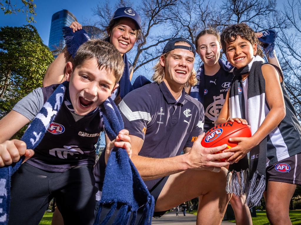 Carlton player Tom de Koning from Carlton was joined by Freya Sali, 13, Chloe Poore, 13, Gideon Dave, 9, and Ariel New, 10, in their footy colours. Picture: Jake Nowakowski