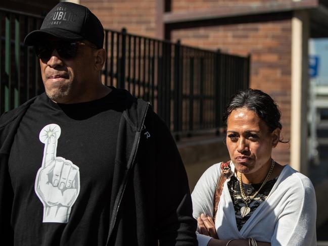 The couple arriving at Manly Court on 2nd October 2019. Brenda was having her first appearance on a charge of refusing to provide the details of a driver alleged to have failed to secure a child in her car. (AAP Image / Julian Andrews)