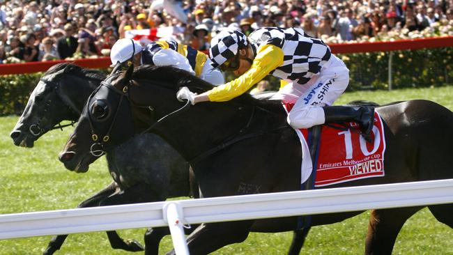 Viewed on the inside hold off Bauerin the 2008 Melbourne Cup. Picture: David Crosling.