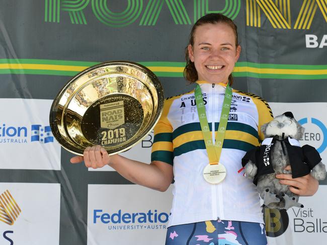 .Sarah Gigante celebrates her win at the National Road Cycling Championships in Buninyong Photo: Ian Wilson