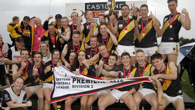 Mitcham celebrates with the cup. Picture: Field of View Sports Photography.