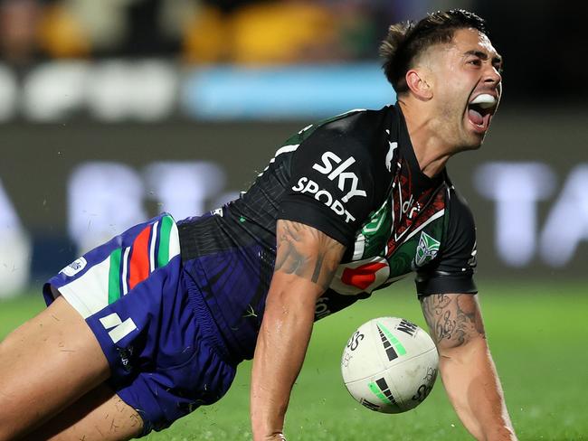 AUCKLAND, NEW ZEALAND - AUGUST 12: Shaun Johnson of the Warriors celebrates after scoring a try during the round 22 NRL match between the New Zealand Warriors and the Canterbury Bulldogs at Mt Smart Stadium on August 12, 2022, in Auckland, New Zealand. (Photo by Phil Walter/Getty Images)