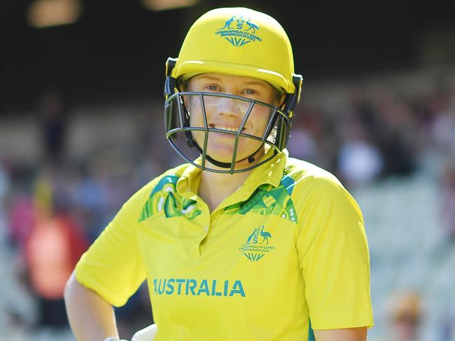 BIRMINGHAM, ENGLAND - AUGUST 03: Alyssa Healy of Team Australia prepares to take to the field prior to the Cricket T20  Group A match between Team Australia and Team Pakistan on day six of the Birmingham 2022 Commonwealth Games at Edgbaston on August 03, 2022 in Birmingham, England. (Photo by Alex Davidson/Getty Images)