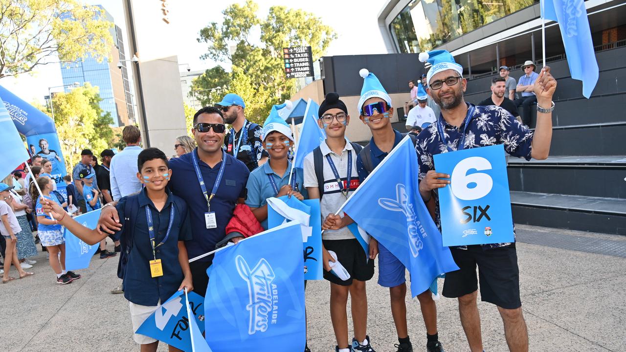 20/12/24. Gallery Big Bash - Adelaide Strikers v Melbourne Stars at Adelaide Oval. Picture: Keryn Stevens