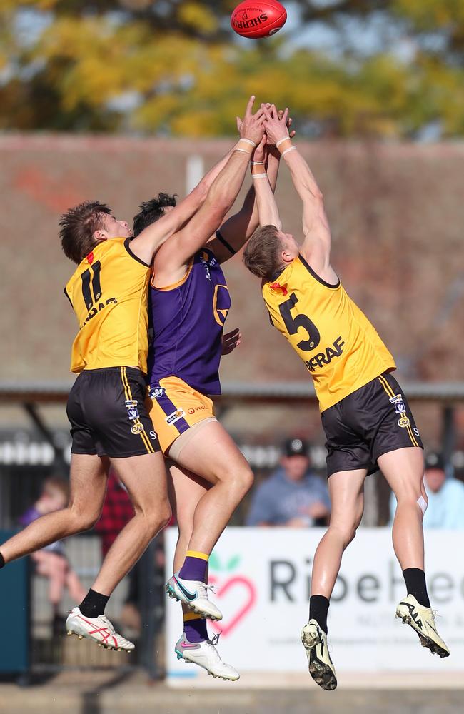 Ryan Eyers (No. 11) comes in from behind while representing the Ovens and Murray against Goulburn Valley last year. Picture: Yuri Kouzmin