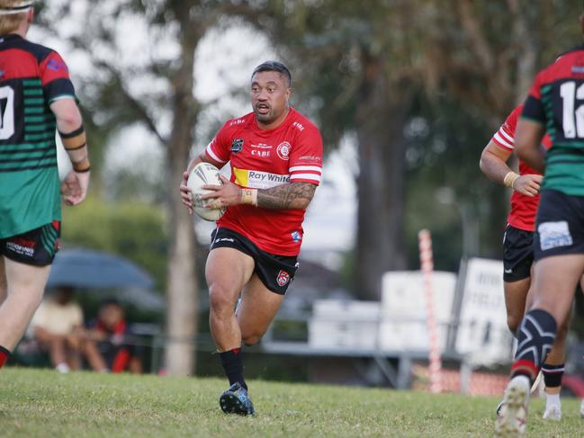 Tinirau Arona spots a gap in the Colyton line. Picture Warren Gannon Photography