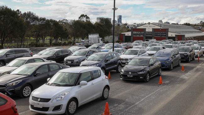 Long queues at the Melbourne Showgrounds Covid testing centre. Picture: NCA NewsWire/Ian Currie