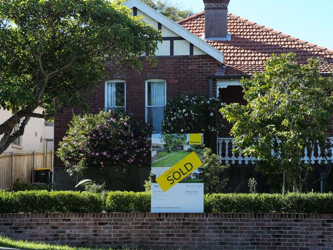 SYDNEY, AUSTRALIA - NewsWire Photos MARCH 31, 2021: A general view of a residential property with a for sale sign on the North Shore in Sydney, Australia. Picture: NCA NewsWire / Gaye Gerard