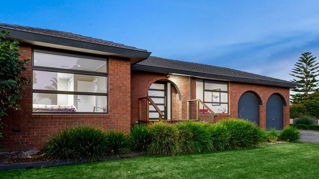 25 Grandview Rd, Wheelers Hill, sold for $1.631m.