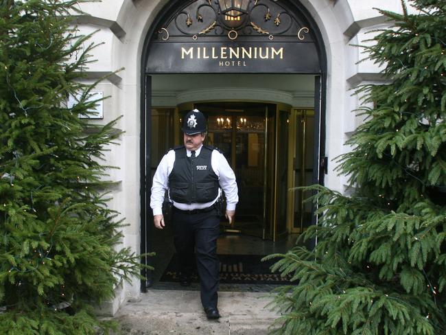 Police found a “smoking teapot” and traces of polonium on seven staff at the Pine Bar of the Millennium Hotel.