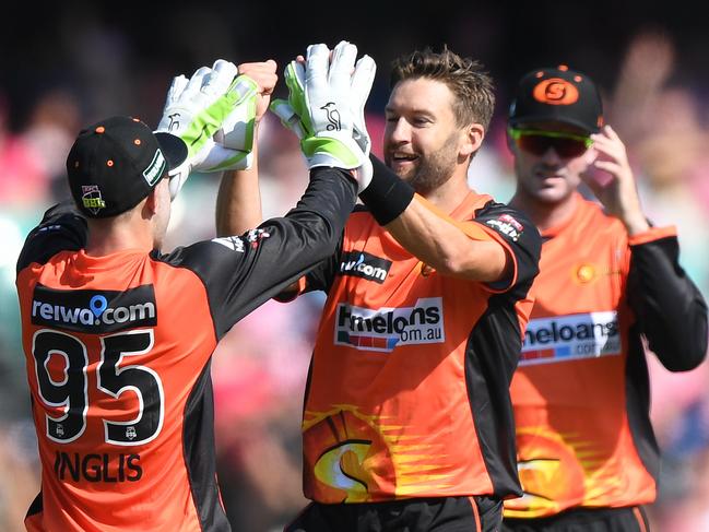 Andrew Tye of the Scorchers (centre) celebrates the dismissal of Sam Billings of the Sixers during the Big Bash League (BBL) cricket match between the Sydney Sixers and Perth Scorchers at the Sydney Cricket Ground (SCG) in Sydney, Saturday, December 23, 2017. (AAP Image/David Moir) NO ARCHIVING, EDITORIAL USE ONLY