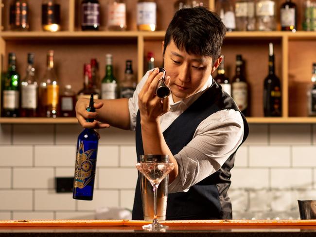 <s1>The Loading Bay mixologist Jun Young knocks up a spicy mango cocktail. Picture: Che Chorley</s1>