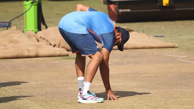 Rohit Sharma has a closer look. Photo by Robert Cianflone/Getty Images